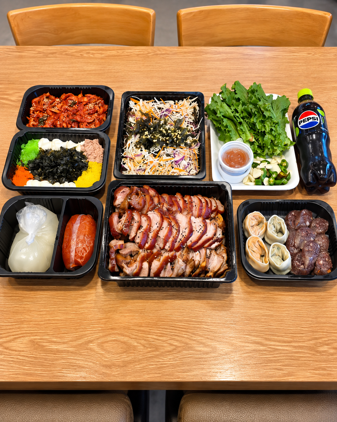 족발과 막국수, 알밥, 쌈과 곁들임을 함께 담은 포장 한 상
